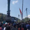 Pedagang dan warga hadang alat berat minta Asep Stoberi dibongkar. Foto : Istimewa
