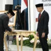 Penjabat Gubernur Jabar Bey Machmudin melantik Hening Widyatmoko sebagai Pustakawan Ahli Utama di Aula Barat Gedung Sate, Kota Bandung, Senin (26/8/2024)/ Dok. Humas Jabar