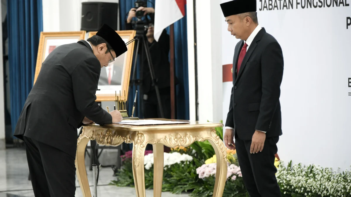 Penjabat Gubernur Jabar Bey Machmudin melantik Hening Widyatmoko sebagai Pustakawan Ahli Utama di Aula Barat Gedung Sate, Kota Bandung, Senin (26/8/2024)/ Dok. Humas Jabar