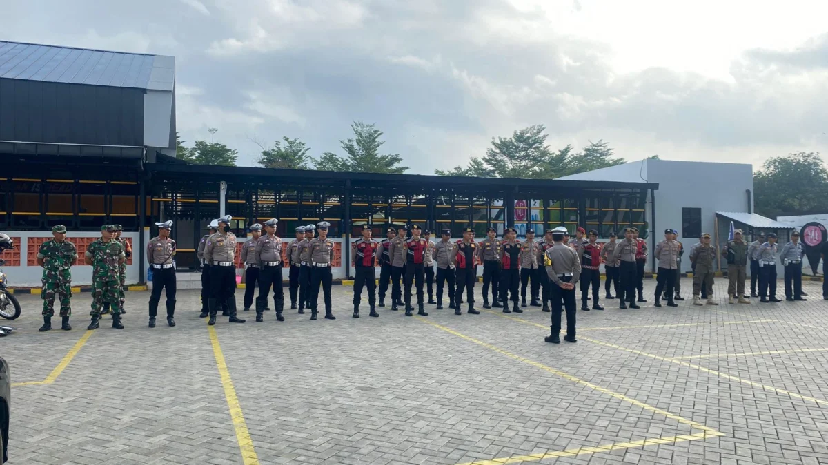 Apel pasukan untuk pengamanan di Kantor KPU Banjar pada hari pertama pendaftaran calon wali kota dan wakil wali kota, Selasa 27 Agustus 2024. (Cecep Herdi/Jabar Ekspres)