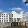 Gedung DPRD KBB yang baru di Jalan Raya Cijamil-Cisarua, Desa Mekarsari, Kecamatan Ngamprah, terbengkalai. Selasa (27/8). Dok Jabar Ekspres