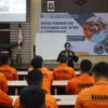 Anggota Basarnas Kantor SAR Bandung, saat diberikan materi identifikasi dan penanganan pertama saat menemukan jenazah oleh Tim DVI (Disaster Victim Identification) Biddokkes Polda Jabar.