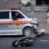 Mobil ambulans Desa Wangunsari, Kecamatan Lembang terlibat kecelakaan dengan kendaraan bermotor di Jalan Raya Batujajar. Selasa (27/8). Dok tangkapan layar video viral