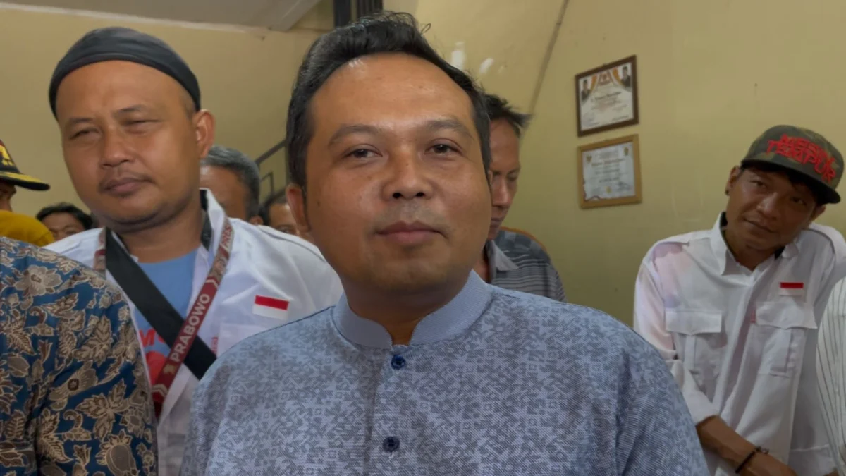 Dituduh Selewengkan Uang Rekomendasi, Sekretaris DPC Gerindra Banjar Deni Herdiandi Angkat Bicara Sekretaris DPC Gerindra Kota Banjar Deni Herdiandi saat diwawancara, Rabu 28 Agustus 2024. (Cecep Herdi/Jabar Ekspres)