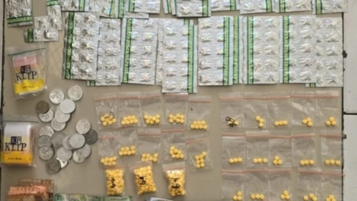 Modus Toko Kosmetik, Polisi Sita Ratusan Obat Terlarang di Tangerang Obat terlarang yang disita polisi dari toko kosmetik di Tangerang. (foto/ANTARA)