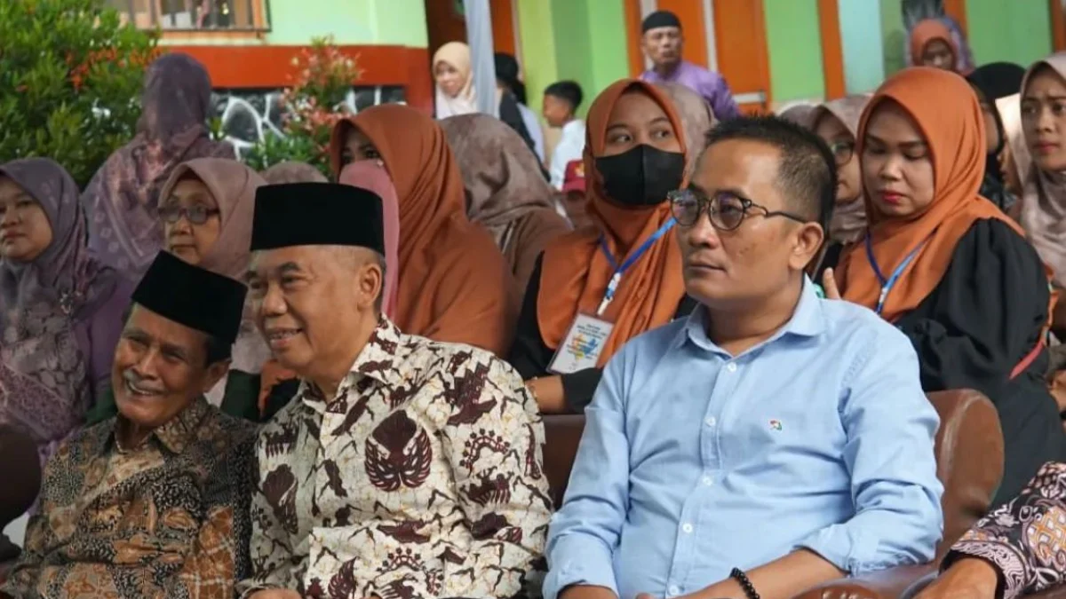 Asep Ismail (tengah), dan politikus dari Partai Amanat Nasional (PAN) KBB, Dona Hernawan (kanan). Dok instagram (h.asepismail)