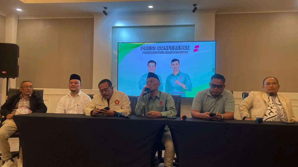Daftar ke KPU Kabupaten Bandung Besok, Dadang-Ali Pastikan Tak Gunakan Fasilitas Pemerintah Press conference persiapan deklarasi pasangan Dadang Supriatna dan Ali Syakieb di Hotel Sutan Raja, Soreang, Kabupaten Bandung, Rabu (28/8). (Agi/Jabar Ekspres)