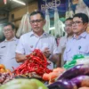 Hery Antasari Pastikan Stabilitas Harga Bapokting di Kota Bogor Pj Wali Kota Bogor, Hery Antasari bersama jajaran saat melakukan sidak di Pasar Kebon Kembang, Rabu (28/8). (Yudha Prananda / Jabar Ekspres)
