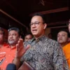 Mantan Gubernur DKI Jakarta Anies Baswedan (kedua kanan) bersama Presiden Partai Buruh Said Iqbal (ketiga kiri) seusai silaturahmi di Kantor Pusat Pemenangan Partai Buruh di Jakarta, Minggu (25/8/2024). (ANTARA)