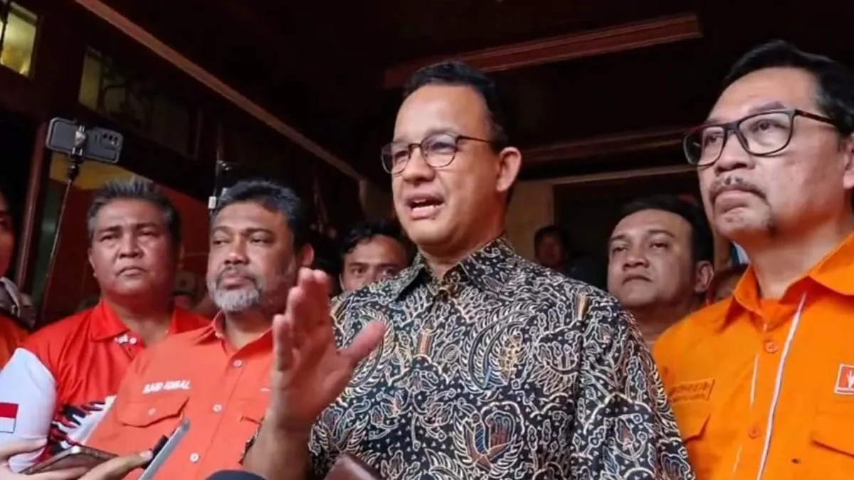 Mantan Gubernur DKI Jakarta Anies Baswedan (kedua kanan) bersama Presiden Partai Buruh Said Iqbal (ketiga kiri) seusai silaturahmi di Kantor Pusat Pemenangan Partai Buruh di Jakarta, Minggu (25/8/2024). (ANTARA)