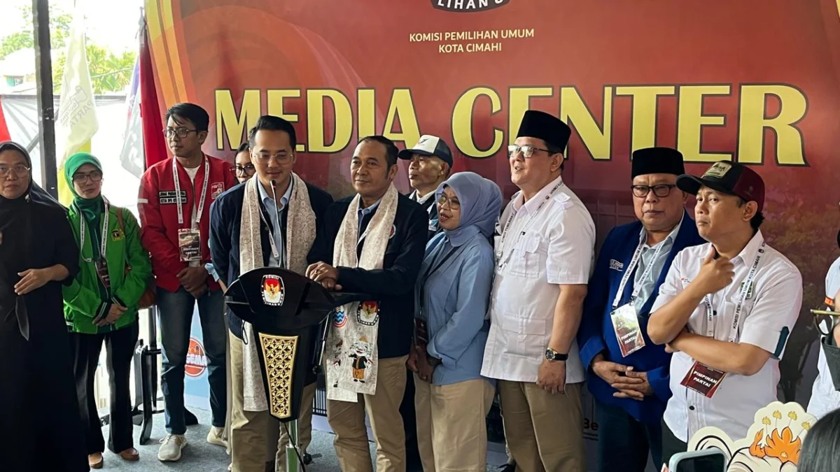 Doc. Ngatiyana-Adithya saat Jumpa Pers usai Pendaftaran Bacalon Wali Kota dan Wakil Wali Kota Cimahi di Kantor KPU Cimahi (mong)