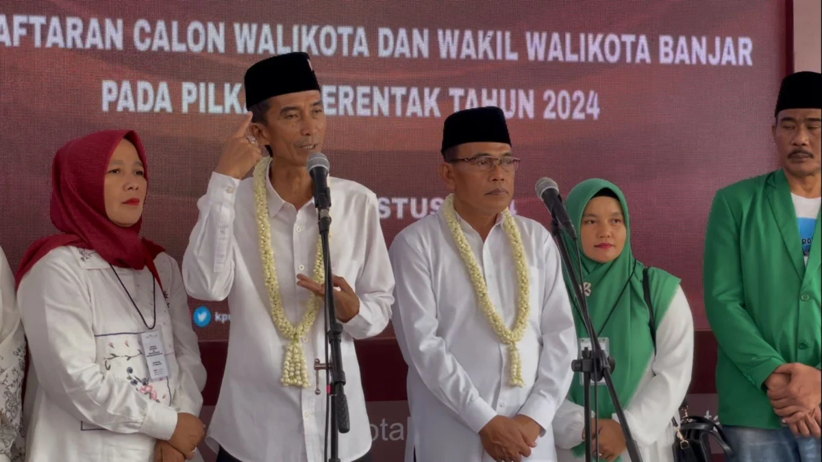 Nana Suryana-Mujamil Daftar ke KPU, Siap Bertarung Habis-Habisan! Nana Suryana (dua kiri) dan Mujamil memberikan pernyataan dalam konferensi pers di kantor KPU Banjar, Kamis 29 Agustus 2024. (Cecep Herdi/Jabar Ekspres)