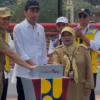 Presiden Jokowi bersama Pj Wali Kota Banjar Ida Wahida Hidayati menekan tombol sirine sebagai bentuk diresmikannya jembatan Callender Hamilton dan 22 ruas jalan inpres di wilayah Jawa Barat, di Jembatan Parungsari Kota Banjar, Kamis 29 Agustus 2024. (Cecep Herdi/Jabar Ekspres)