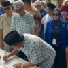 Bambang Hidayah dan Dani Danial Muhklis saat mendaftar calon wali kota Banjar ke KPU Banjar, Kamis 29 Agustus 2024. (Cecep Herdi/Jabar Ekspres)