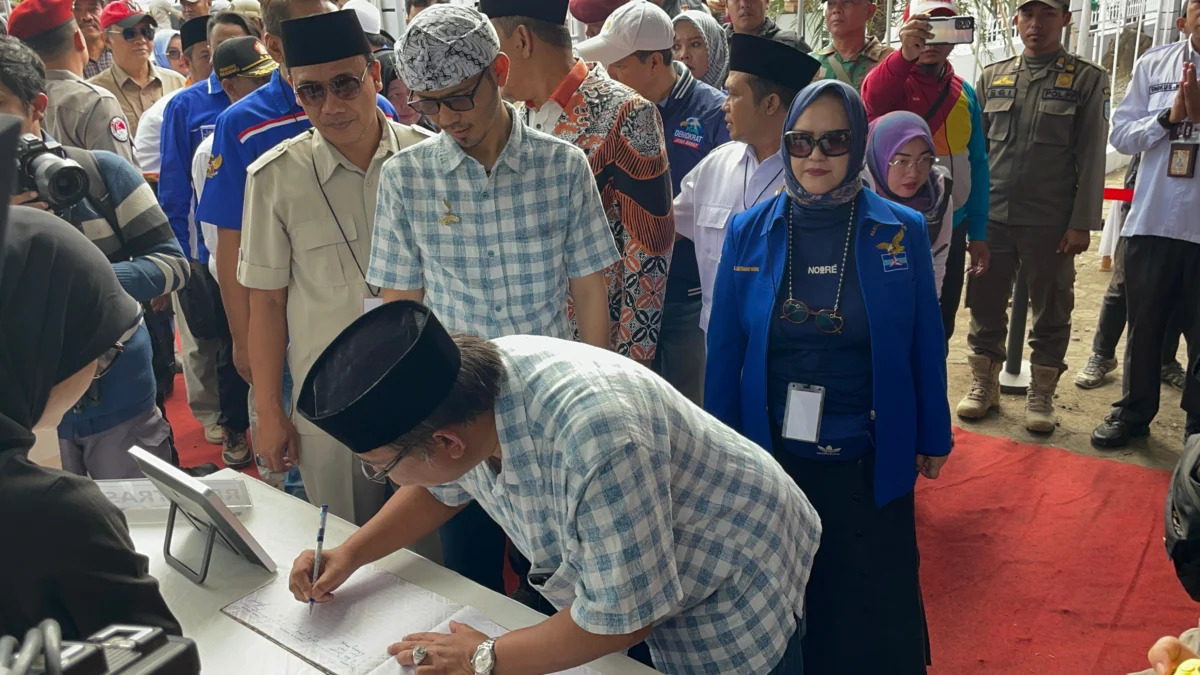 Bambang Hidayah dan Dani Danial Muhklis saat mendaftar calon wali kota Banjar ke KPU Banjar, Kamis 29 Agustus 2024. (Cecep Herdi/Jabar Ekspres)