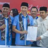 Calon Wali Kota dan Wakil Wali Kota Bogor, Dedie Rachim-Jenal Mutaqin saat mendaftar ke KPU Kota Bogor, Kamis (29/8). (Yudha Prananda / Jabar Ekspres)