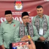 Pasangan Calon Bupati dan Wakil Bupati Bandung Dadang-Ali saat ditanyai oleh awak media usai mendaftar di KPU Kabupaten Bandung, Kamis (29/8). Foto Agi