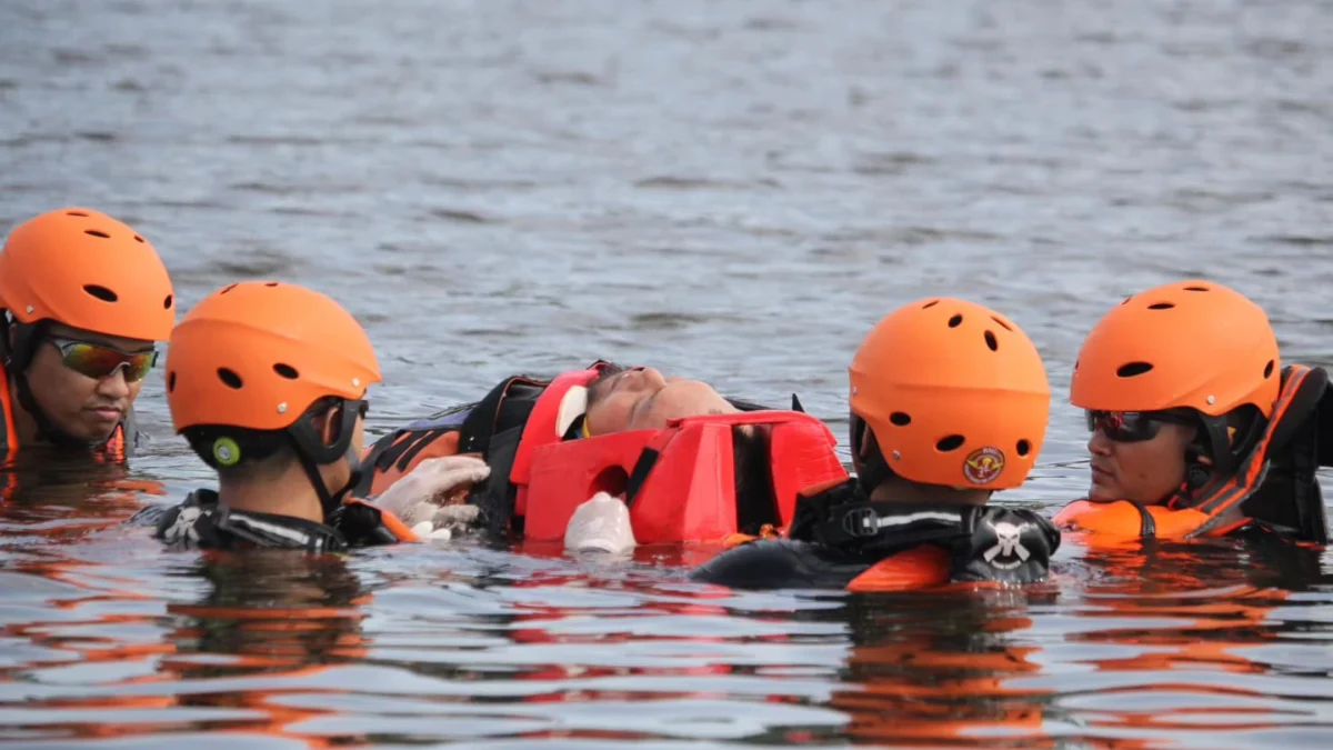 Sebanyak 10 Orang Terjatuh dari Perahu di Situ Cileunca Bandung, 1 Korban Meninggal Dunia Tim Bravo dan Alpha Kantor SAR Bandung saat melakukan proses penyelamatan korban terjatuh dari perahu di Situ Cileunca, Kecamatan Pangalengan, Kabupaten Bandung.
