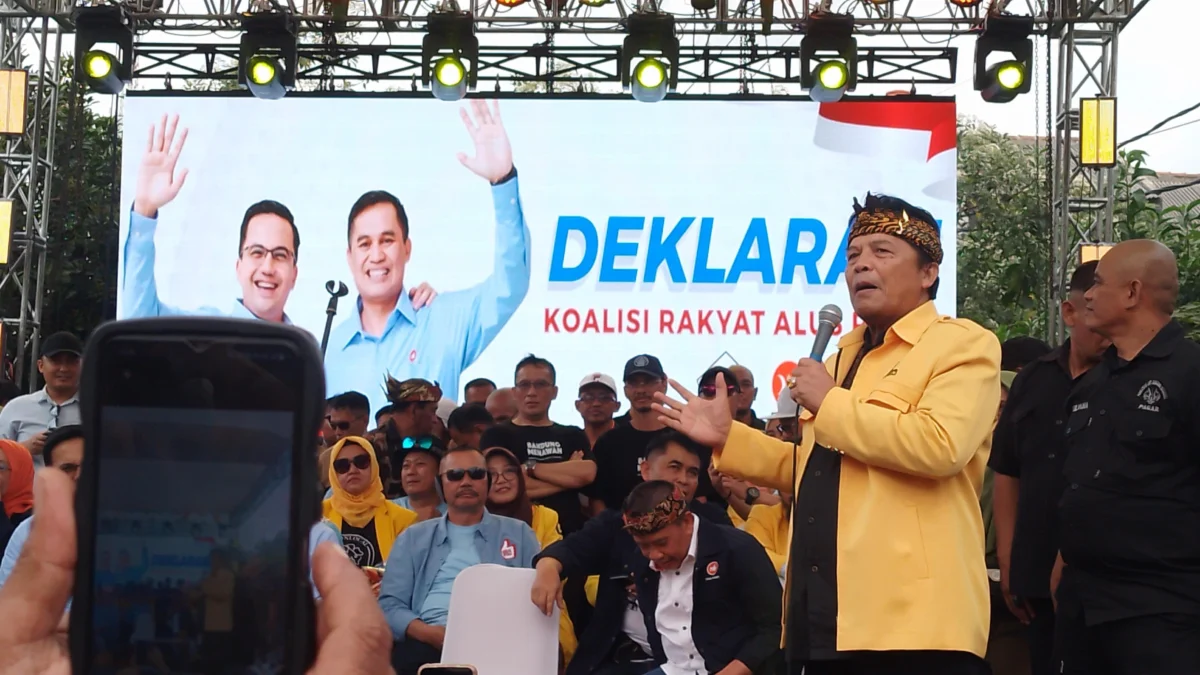 Mantan Bupati 2 Periode pada 2010-2015 dan 2016-2021, Dadang M Nasser saat hadiri sekaligus beri kata sambutan di Deklarasi Koalisi Alus Pisan pasangan Sahrul-Gun Gun. (Yanuar/Jabar Ekspres)