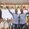 Pasangan Calon Bupati dan Wakil Bupati Kabupaten Bandung, Sahrul Gunawan (Golkar) bersama Gun Gun Gunwan (PKS), saat Deklarasi Koalisi Alus Pisan di kantor DPD Partai Golkar Kabupaten Bandung di Citaliktik pada Kamis, 29 Agustus 2024. (Yanuar/Jabar Ekspres)
