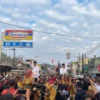 Pasangan HADE menunggangi Singa Depok saat hendak mendaftar Pilkada ke KPU Bandung Barat. Kamis (29/8). Dok Jabar Ekspres