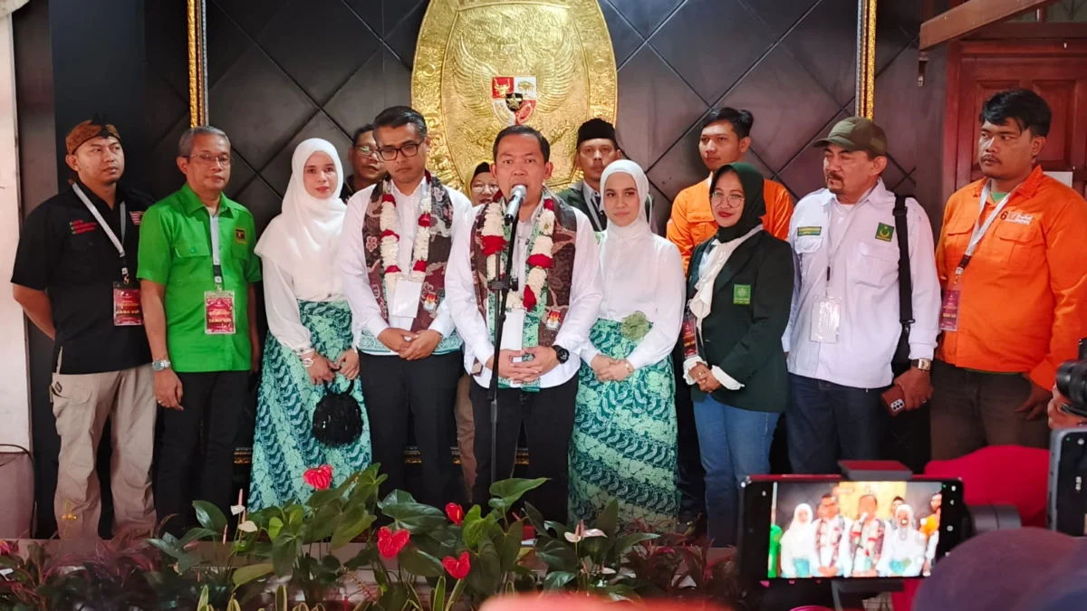 Calon Wali Kota dan Wakil Wali Kota Bogor, Raendi Reyendra dan Eka Maulana usai mendaftar ke KPU Kota Bogor, Kamis (29/8). (Yudha Prananda / Jabar Ekspres)