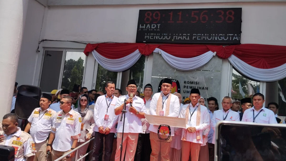 Pasangan Rudy Susmanto dan Jaro Ade saat mendaftar ke Komisi Pemilihan Umum (KPU), Kamis (29/8) pagi.