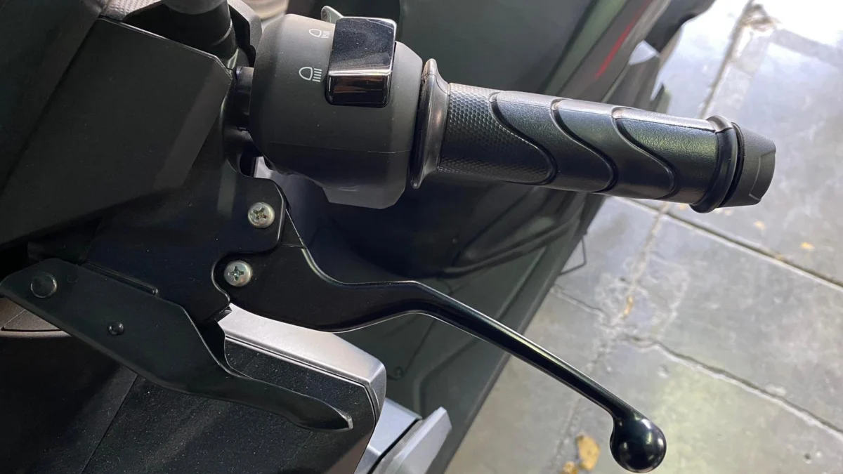 Fungsi dan Cara Kerja Rem ABS dan CBS di Sepeda Motor Honda Fitur dan teknologi penunjang keselamatan berkendara terus berkembang, terutama pada sistem pengereman sepeda motor.motor honda