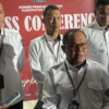 Komisi Pemilihan Umum (KPU) Kabupaten Bandung saat memberikan penyataan kepada awak media usai menutup pendaftaran calon bupati dan wakil bupati di Pilkada Kabupaten Bandung, Kamis (29/8) malam. Foto Agi