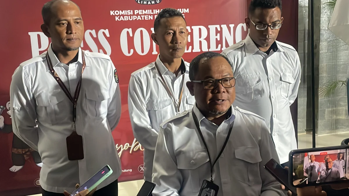 Komisi Pemilihan Umum (KPU) Kabupaten Bandung saat memberikan penyataan kepada awak media usai menutup pendaftaran calon bupati dan wakil bupati di Pilkada Kabupaten Bandung, Kamis (29/8) malam. Foto Agi