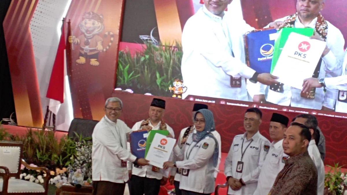 Tutup Proses Pendaftaran, KPU Sebut Ada 4 Pasang Calon Gubernur di Jawa Barat Dok. Salah satu paslon Gubenur Jabar saat daftar ke KPU. Foto. Sandi Nugraha.
