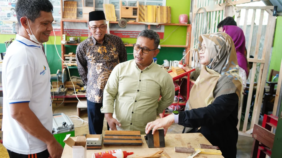 Gus Ahad dan Anggota Komisi V lain saat berkunjung ke sekolah di Jabar pada pekan terakhir bertugas.