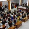 DPRD Kabupaten Bandung Resmi Lantik 55 Anggota Dewan Baru, Berikut Daftar Lengkapnya! Dewan Perwakilan Rakyat Daerah (DPRD) Kabupaten Bandung resmi melantik 55 anggota dewan baru di Ruang Rapat Paripurna pada Senin (26/8/2024). Foto Agi