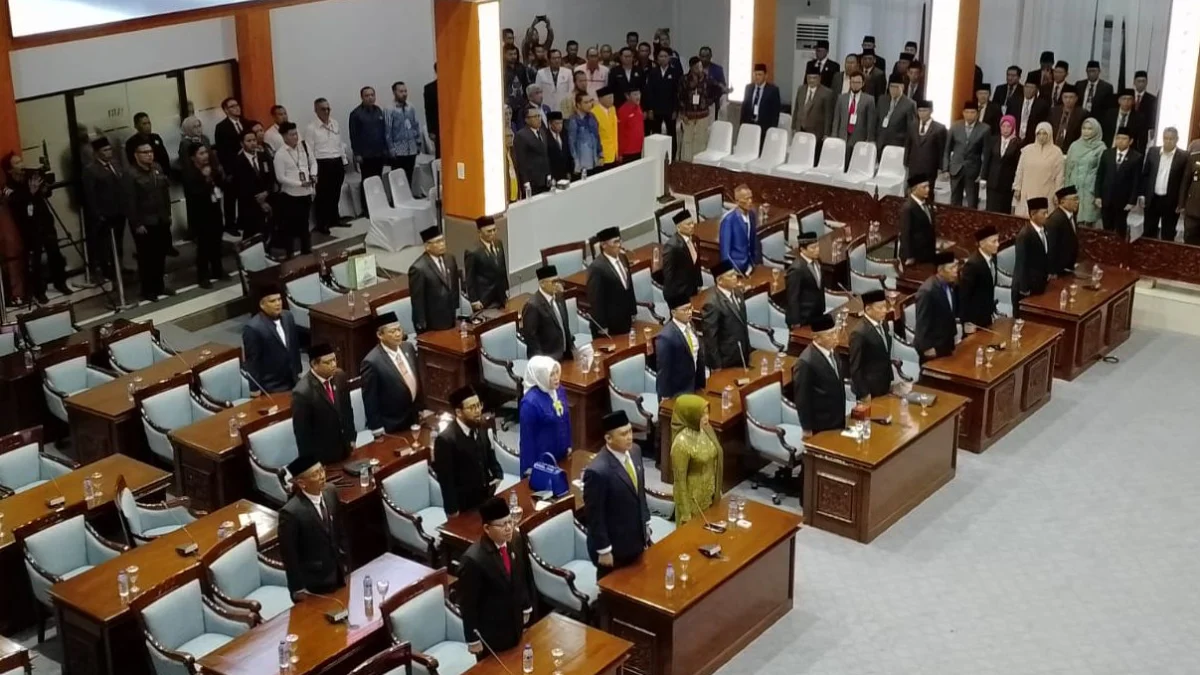 DPRD Kabupaten Bandung Resmi Lantik 55 Anggota Dewan Baru, Berikut Daftar Lengkapnya! Dewan Perwakilan Rakyat Daerah (DPRD) Kabupaten Bandung resmi melantik 55 anggota dewan baru di Ruang Rapat Paripurna pada Senin (26/8/2024). Foto Agi