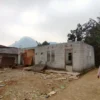 Potret Pendidikan Desa di Atas Awan Kabupaten Bogor Kondisi bangunan sekolah di Kampung Mulyasari, Desa Sukamulya, Kecamatan Sukamakmur, Kabupaten Bogor pasca ambruk setahun yang lalu dan belum tuntas dibangun. (Yudha Prananda / Jabar Ekspres)