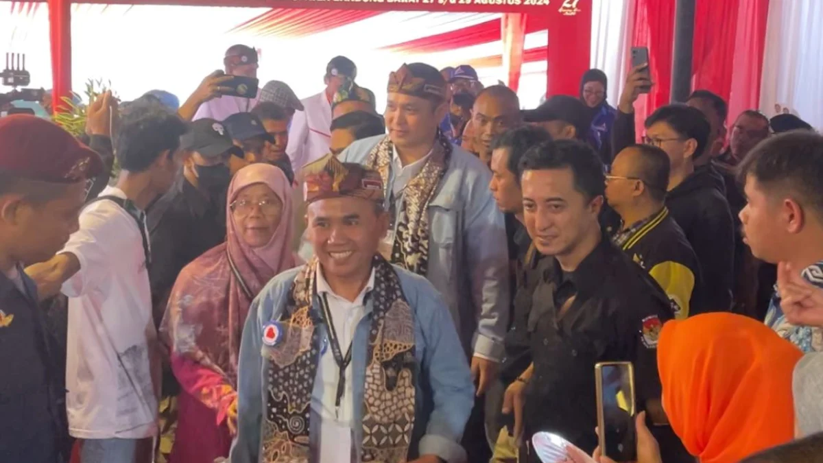 Didik-Gilang usai mendaftar Cabup-Cawabup Bandung Barat ke KPU di Jalan Raya Purwakarta Padalarang. Rabu (28/8). Dok Jabar Ekspres