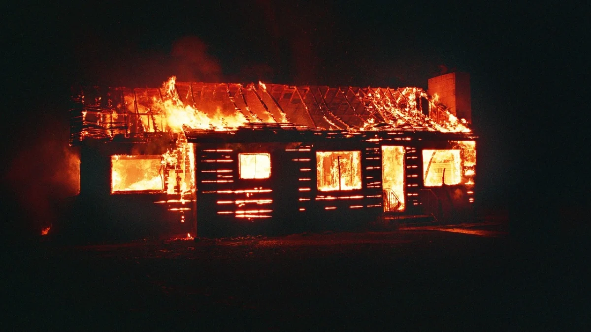 Gas 12 Kg Meledak, Satu Keluarga di Ciomas Bogor Alami Luka Bakar Ilustrasi: Sebuah rumah warga di Kampung Kreteg, Kelurahan Padasuka, Ciomas, Kabupaten Bogor terbakar pada Kamis (22/8/2024). (Pixabay)