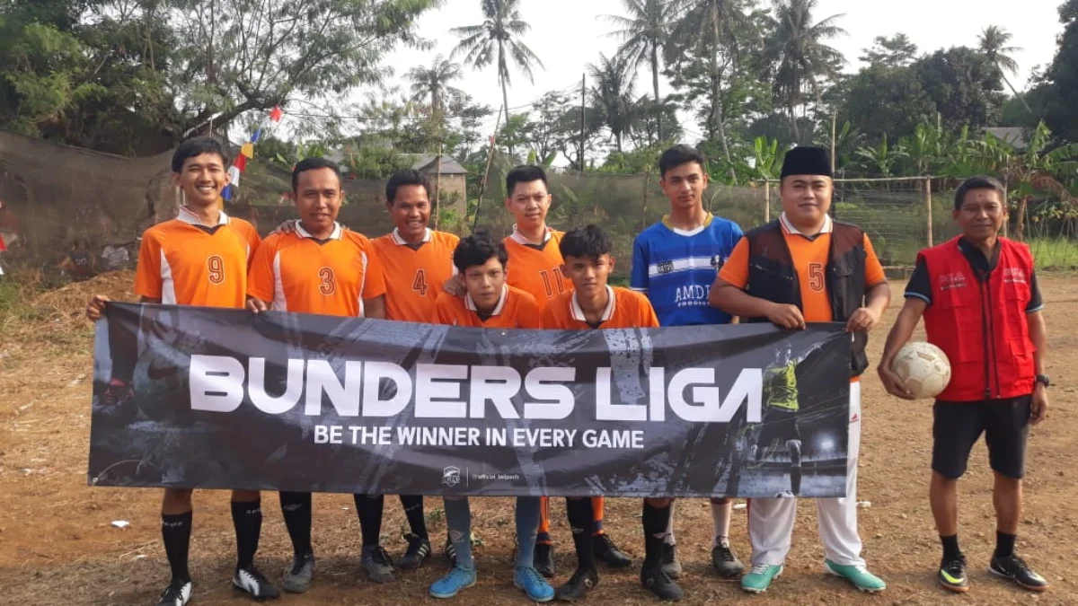 Pemuda Kampung Bunder Gelar Turnamen Sepak Bola antar Warga Pembukaan turnamen Sepak Bola Kampung Bunder. Foto : Sandika Fadilah /Jabarekspres.com
