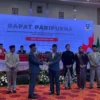 Anggota DPRD Bandung Barat Terpilih Resmi Dilantik Ketua DPRD KBB lama, Rismanto saat menyerahkan palu pimpinan ke Ketua DPRD KBB sementara, Mahdi, di Hotel Novena Lembang, Bandung Barat. Senin (26/8). Dok Jabar Ekspres