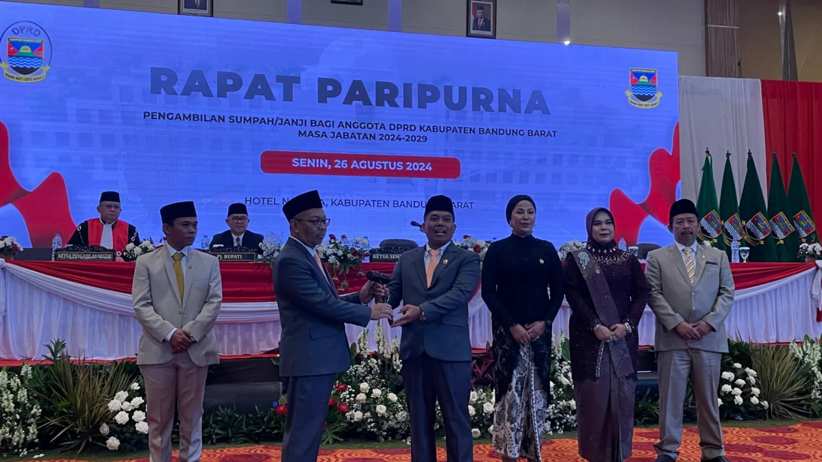 Ketua DPRD KBB lama, Rismanto saat menyerahkan palu pimpinan ke Ketua DPRD KBB sementara, Mahdi, di Hotel Novena Lembang, Bandung Barat. Senin (26/8). Dok Jabar Ekspres