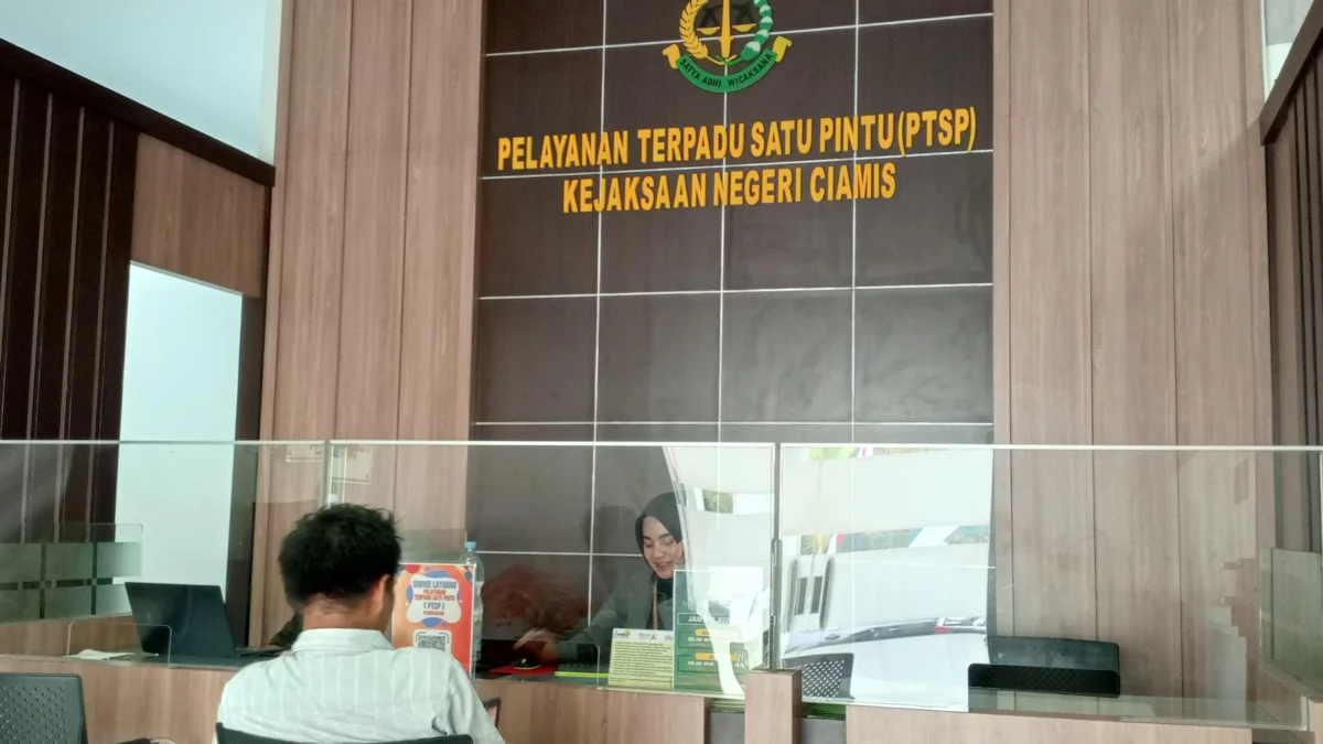 Forum Rakyat Menggugat Tuntut Transparansi Dugaan Korupsi di Desa Cikoneng Ruang Pelayanan Terpadu Satu Pintu di Kejaksaan Negeri Ciamis, Senin 24 Agustus 2024. Dugaan korupsi di Desa Cikoneng sudah ditangani Kejaksaan, namun kasusnya nampak ditelan bumi. (Cecep Herdi/Jabar Ekspres)