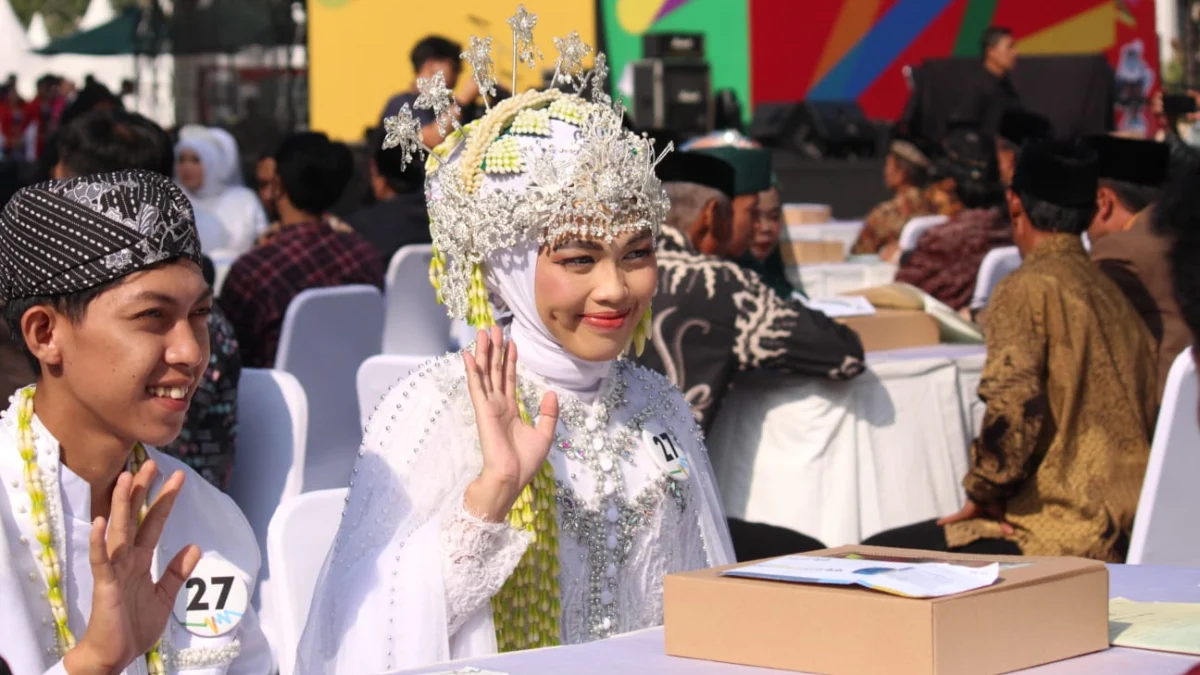 Ada 37 Pengantin Nikah Masal di Depan Gedung Sate, Bey Pesan Hindari Judol dan Pinjol! Ada 37 Pengantin Nikah Masal di Depan Gedung Sate, Bey Pesan Hindari Judol dan Pinjol!