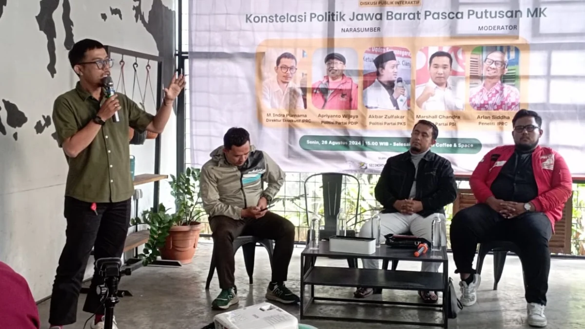 IPRC Sebut Putusan MK Ubah Konstelasi Politik di Jabar ORASI: Direktur IPRC Indra Purnama memberikan penjelasan mengenai konstelasi politik di Jabar pasca putusan MK saat diskusi publik di kawasan Jalan Merdeka, Kota Bandung, Senin (26/8).