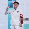 Peraih medali emas Veddriq Leonardo dari Tim Indonesia merayakan kemenangan di podium selama upacara penyerahan medali Panjat Tebing setelah Final Besar Kecepatan Putra pada Hari Ketiga Belas Olimpiade Paris 2024 di Le Bourget Sport Climbing Venue pada 08 Agustus 2024 di Paris, Prancis. (Foto oleh Luke Hales/Getty Images)