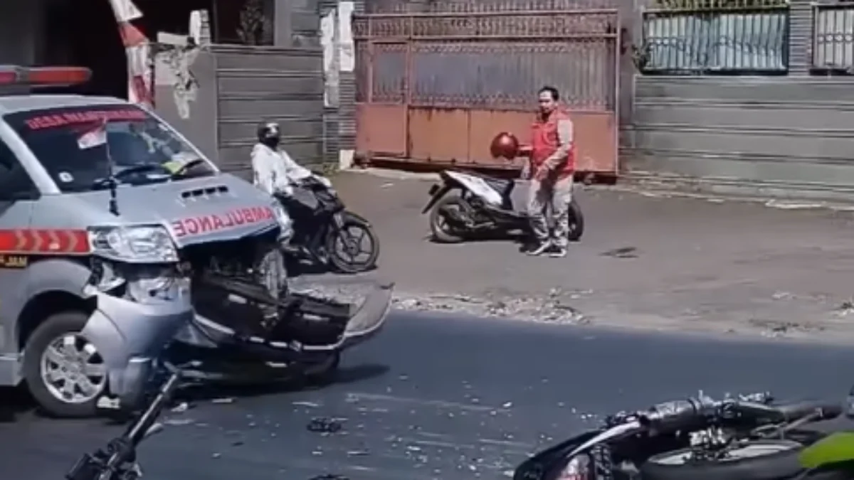 Viral Ambulans Tabrak Sepeda Motor di KBB Saat Bawa Pasien Darurat Viral Ambulans Tabrak Sepeda Motor di KBB Saat Bawa Pasien Darurat