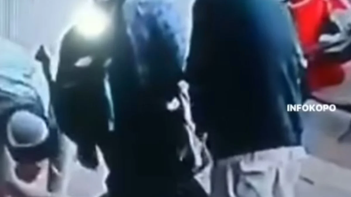 Aksi dua pencopet yang terekam kamera CCTV kepada bocah SMP di Kopo, Margahayu, Kabupaten Bandung. Foto Tangkapan Layar Instagram Infokopo