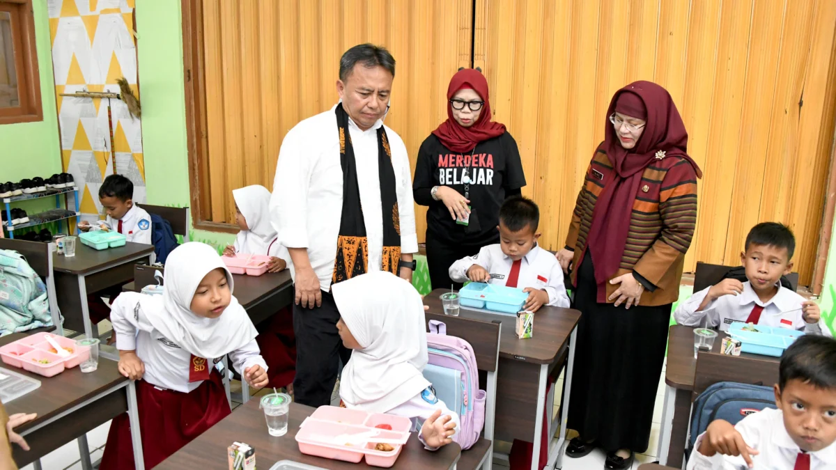 Komitmen Wujudkan Generasi Emas, Sekda Herman Suryatman Tinjau Uji Coba Program Makan Siang Bergizi Siswa SD di Sumedang Sekda Jabar Herman Suryatman meninjau uji coba program Makan Siang Bergizi Peserta Didik Sekolah Dasar Partisipatif di SD Negeri Pamoyanan, Kabupaten Sumedang, Selasa (10/9/2024).(Foto: Biro Adpim Jabar)
