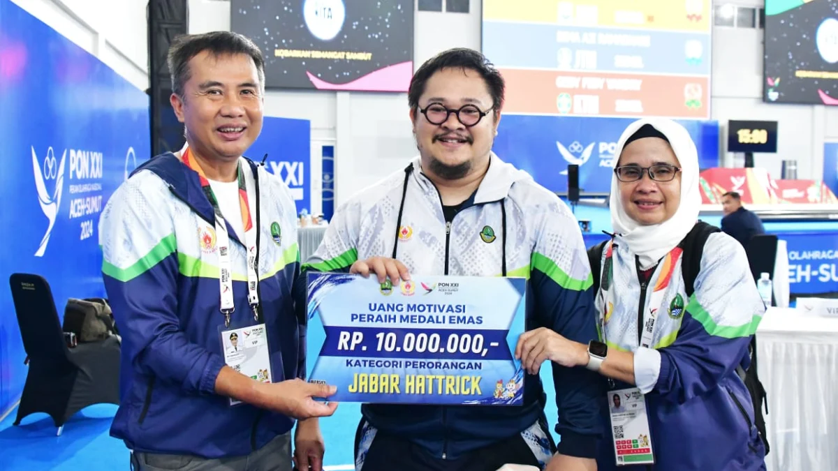 Update Kabar PON XXI/2024 ACEH - SUMUT, Imam Jamaludin Sumbang Emas dari Cabor Angkat Besi Pj Gubernur Jawa Barat Bey Machmudin menyaksikan pertandingan angkat besi kelas 109 kg atlet Jabar Imam Jamaludin di GOR Seuramoe, Banda Aceh, Aceh, Selasa (10/9/2024).(Foto: Yogi Prayoga/Biro Adpim Jabar)