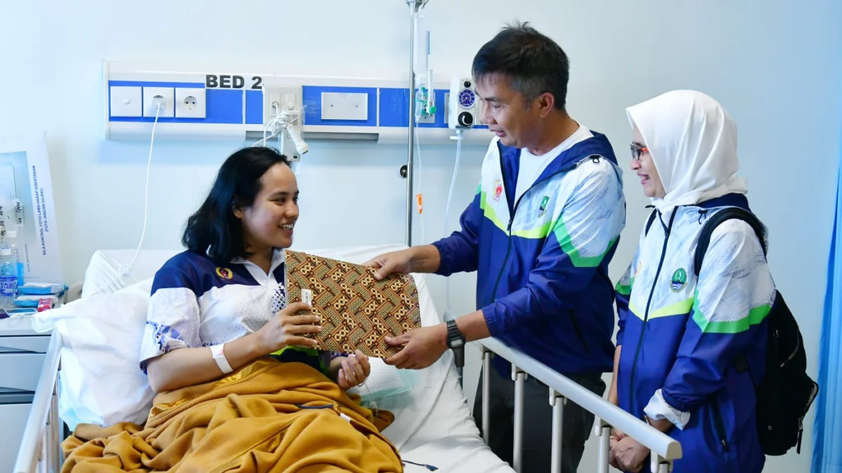 Jenguk Atlet Terjun Payung Yazella Agustin, Bey Machmudin Beri Dukungan Moral Pj Gubernur Jabar saat Jenguk Atlet Terjun Payung Yazella Agustin di di RSUD Zaenul Abidin, Kota Banda Aceh, Aceh, Selasa (10/9/2024)