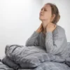 Ilustrasi sakit leher yang disebabkan salah bantal saat bangun tidur. (freepik)
